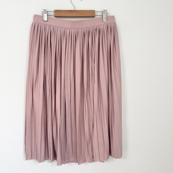 Charlotte Russe Dresses & Skirts - Charlotte Russe zipper pleated skirts. Size L. Pink Gold
